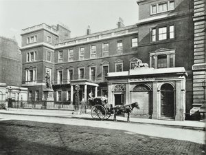 Hansom-Kutsche vor dem Kriegsministerium Pall Mall, Willis Sammlung, 1890 von English Photographer