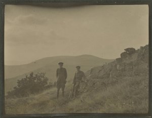 Harold Roper Robinson und William Lawrence Bragg, Vogesen, Herbst 1915 von English Photographer