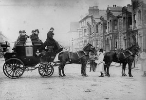 Pferdegezogener Postkutschenwagen, ca. 1880er von English Photographer