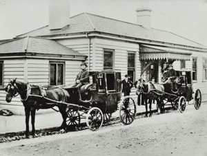 Pferdekutschen am Westbourne Park Station, 1885 von English Photographer