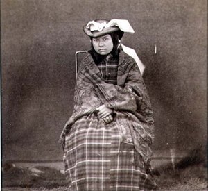 Indische Frau in westlicher Kleidung, fotografiert von den Royal Engineers am neunundvierzigsten Breitengrad von English Photographer