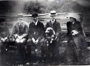 James und Lytton Strachey mit Thoby, Adrian und Virginia Stephen in Fritham, Hampshire, 1901