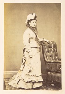 Japanische Frau in europäischer Kleidung, Ganzkörper-Studio-Porträt einer jungen japanischen Frau in westlicher Kleidung und Hut, Fotograf: Unbekannt, Lucas Sammlung: Fotografischer Bericht der Weltreise von Charles James und Morton P, Lucas
