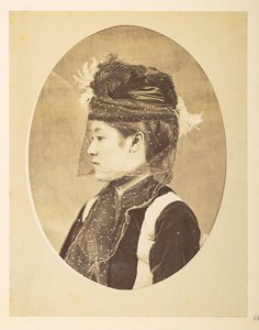 Japanische Frau in europäischer Kleidung, Ovales Bild; Kopf-und-Schultern-Profilporträt einer jungen japanischen Frau in europäischer Kleidung, mit Hut und Schleier, Fotograf: Unbekannt, Lucas Sammlung: Fotografischer Bericht der Weltreise von Charles Jame von English Photographer