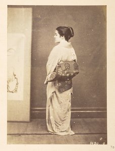Japanische Frau in traditioneller Kleidung, Fotograf: Unbekannt Lucas Sammlung: Fotografische Aufzeichnung der Weltreise von Charles James und Morton P. Lucas