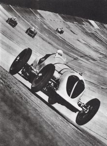 John Cobbs Napier-Railton Rennen in Brooklands von English Photographer