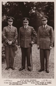 König Georg V., der Prinz von Wales und der Herzog von York in Luftwaffenuniform