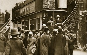 Londoner eilen zu einem Bus auf dem Ludgate Hill von English Photographer