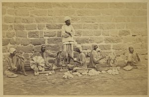 Männliche Gefangene wickeln Baumwolle auf Spinnrädern im Gefängnis von Karachi