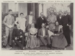 Mitglieder der indischen Pestkommission in der Residenz, Bangalore von English Photographer
