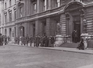 Metropolitan-Polizisten gehen zum Dienst in der Bow Street von English Photographer