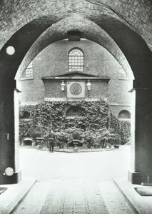 Millbank Prison: Kapelle durch Torbogen, 1885 von English Photographer