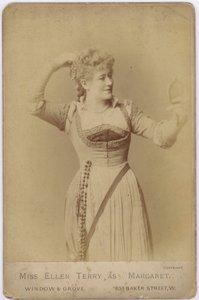 Miss Ellen Terry als Margaret von English Photographer