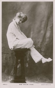 Miss Pauline Chase im Pyjama