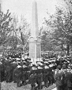 Denkmal zum Gedenken an die Offiziere und Männer der H.M.S Powerful, Illustration aus The King, 25. Mai 1901