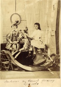 Mortimer und Gerard Gurney mit ihrem Schaukelpferd