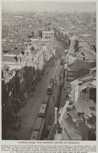 Nanking Road, das Einkaufszentrum von Shanghai von English Photographer