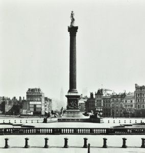 Nelsonsäule, Trafalgar Square, Westminster LB: Blick nach Süden von der National Gallery, 1870 von English Photographer