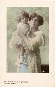 Nora Kerin, englische Bühnenschauspielerin und ihre Tochter, Joan von English Photographer