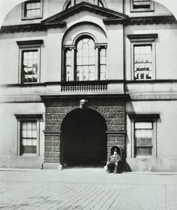 Northumberland House, Charing Cross, Westminster LB: Innenhof, 1880 von English Photographer