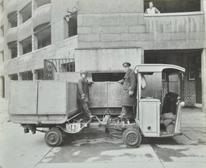 Ossulston Estate: Müllmänner leeren Container am Ende des Müllschachts von English Photographer