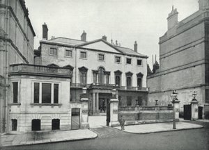 Piccadilly, der Naval and Military Club