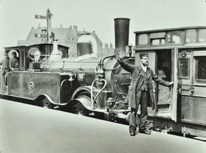 Bahnsteigträger an einem Bahnhof, 1885 von English Photographer