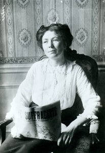 Porträt von Christabel Pankhurst, die eine Ausgabe von The Suffragette liest, ca. 1905