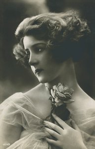 Porträt einer schönen jungen Frau mit einer Rose von English Photographer