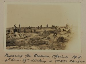 Vorbereitung auf die deutsche Offensive 1918. 4. Worc: Rgt. arbeitet im YPRES-Bogen von English Photographer