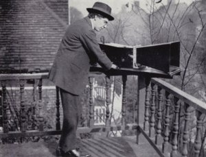 Professor A. M. Low mit dem Audiometer, das er erfand, um Lärm zu fotografieren