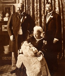 Königin Victoria hält König Edward VIII. bei seiner Taufe am 16. Juli 1894