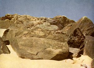 Fels mit prähistorischen Hieroglyphen, Ägypten. von English Photographer