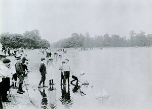 Round Pond, Kensington Gardens von English Photographer