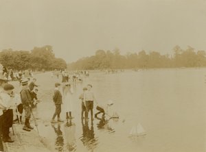Round Pond, Kensington Gardens, London von English Photographer