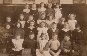 Schulkinder, Norfolk, frühes 20. Jahrhundert von English Photographer