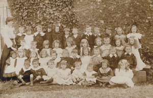 Schulkinder, Norfolk, frühes 20. Jahrhundert von English Photographer