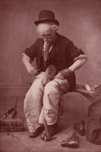 Schuhmacher bei der Arbeit von English Photographer