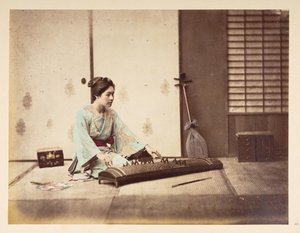 Singende Mädchen [Japan], Studio-Porträt einer jungen japanischen Frau, die auf einer Tatami-Matte sitzt und ein Saiteninstrument spielt, Fotograf: Unbekannt, Lucas Sammlung: Fotografischer Bericht der Weltreise von Charles James und Morton P, Lucas von English Photographer