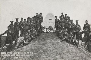Einige der 29. Division am Denkmal in der Nähe von Beaumont Hamel, 7. Juni 1925
