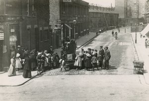 Straßenunterhalter auf der Weimarstraße, abseits der High Street, Putney von English Photographer