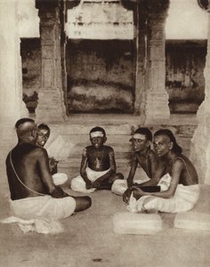 Schüler, die eine Tempelschule in Ramesworam, Madras, Indien besuchen (s/w Foto) von English Photographer