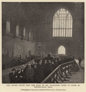 Die Menge, die am aufgebahrten Körper von Mr. Gladstone in der Westminster Hall vorbeizieht von English Photographer