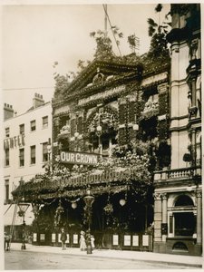 Empire Theatre, Leicester Square, London, dekoriert für das Diamantjubiläum von Königin Victoria, Juni 1897 von English Photographer