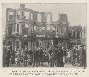 Das große Feuer in Yarmouth am 5. September, die Front der Versammlungshallen am Morgen nach dem Feuer von English Photographer