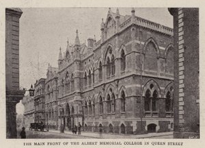 Die Hauptfront des Albert Memorial College in der Queen Street von English Photographer
