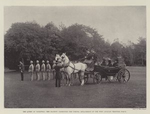 Die Königin in Balmoral, Ihre Majestät inspiziert die Yoruba-Abteilung der Westafrikanischen Grenztruppe von English Photographer