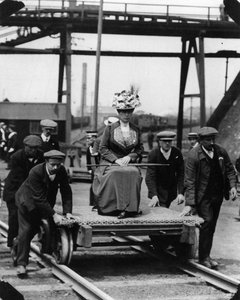 Die Königin besucht eine Eisenbahn