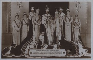 Die königliche Familie in ihren Krönungsroben (s/w Foto)