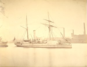 Die Steuerbordseite des Kanonenboots "Delta" im Fluss Tyne, ca. 1876 von English Photographer